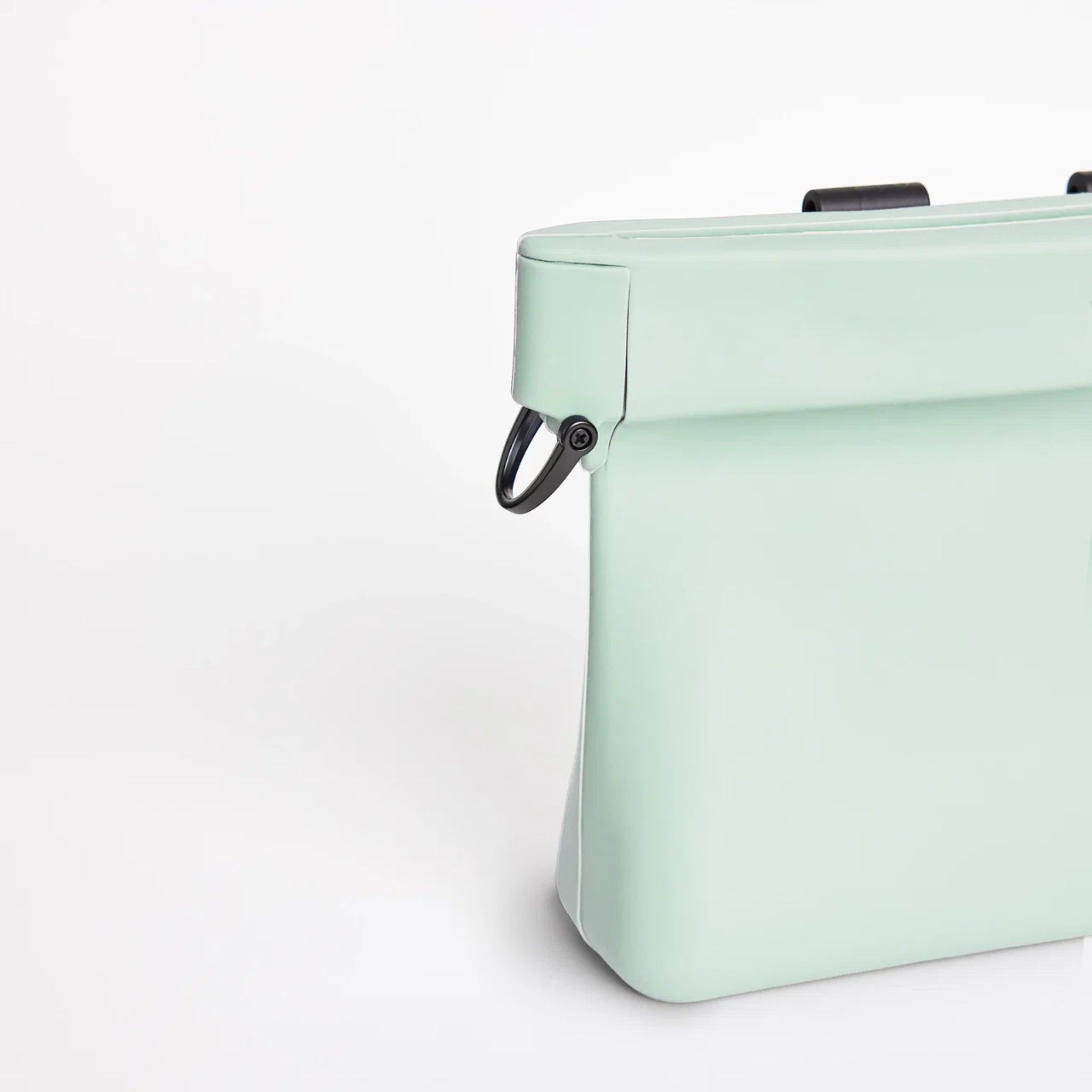 Close-up of the accessory D-ring on the Mint Ultimate Treat Pouch The Large by Voilà Pets